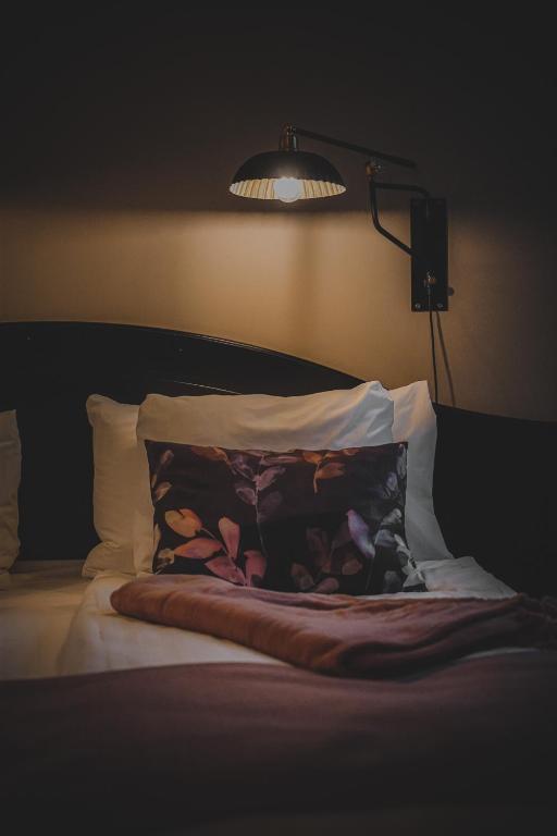 Postel nebo postele na pokoji v ubytování Mojo Hotell