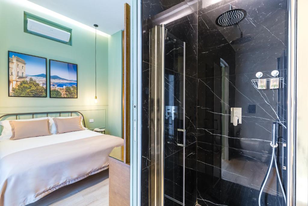 sypialnia z łóżkiem i przeszklonym prysznicem w obiekcie B&B Civico 33 w mieście Napoli