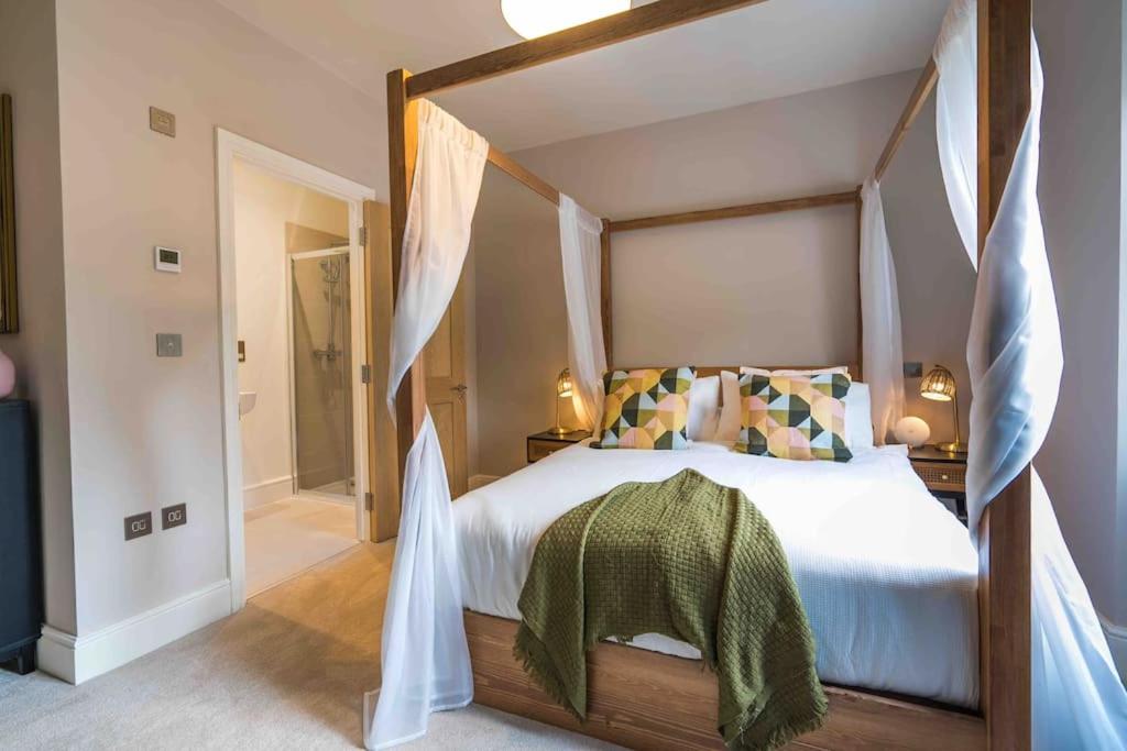 Säng eller sängar i ett rum på Stylish Sea View Apartment