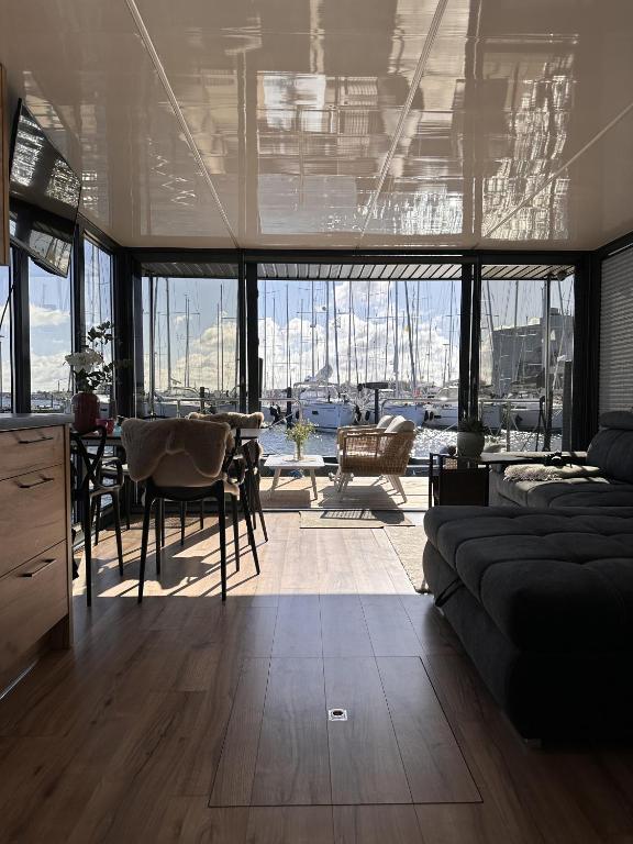 海利根港Hausboot mit Motorboot的客厅设有沙发和美景桌子