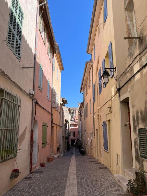 an alley in an italian town with buildings at Cassis centre, superbe appartement neuf, 50m port. in Cassis