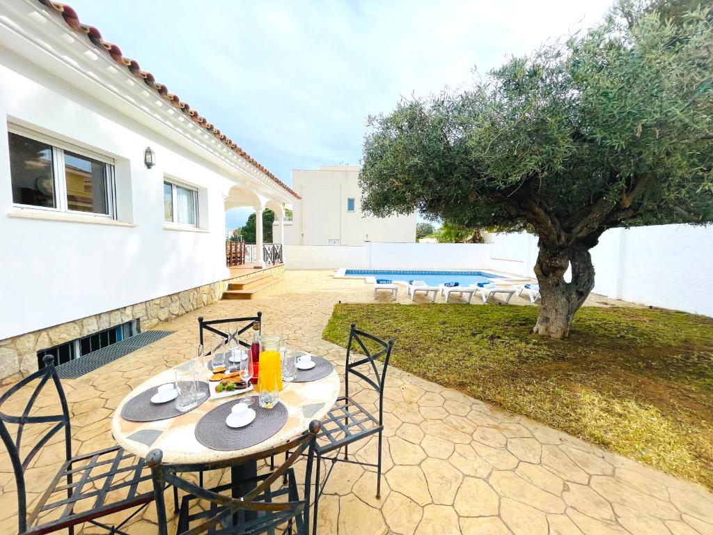 Bazén v ubytovaní Arenda Mara villa con piscina privada jardín alebo v jeho blízkosti