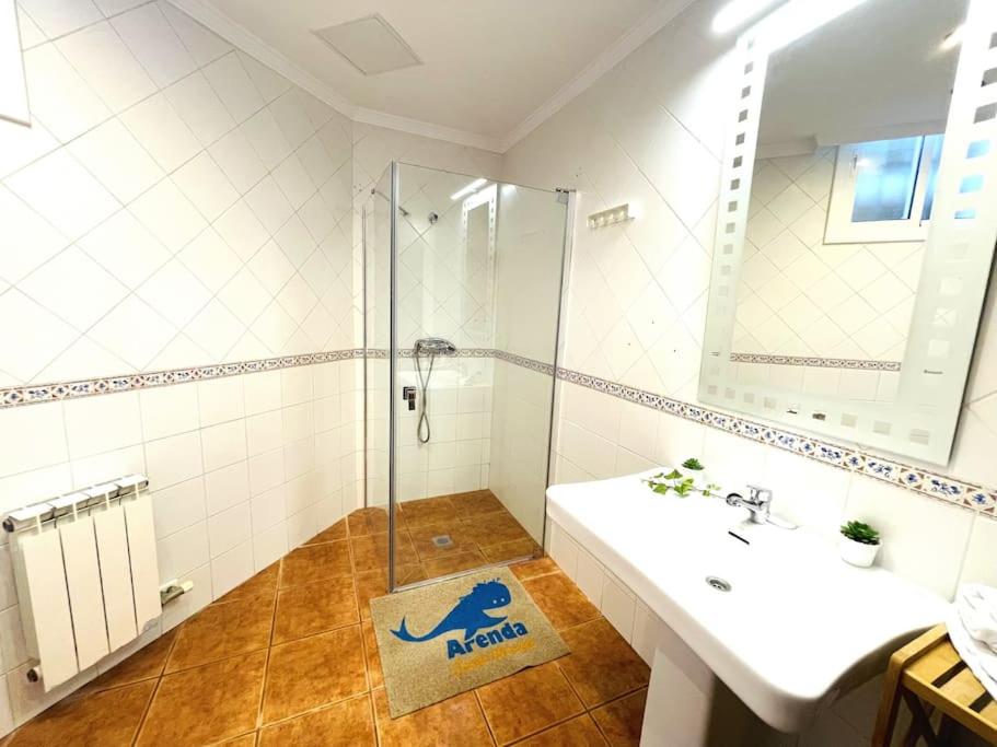 Kúpeľňa v ubytovaní Arenda Mara villa con piscina privada jardín