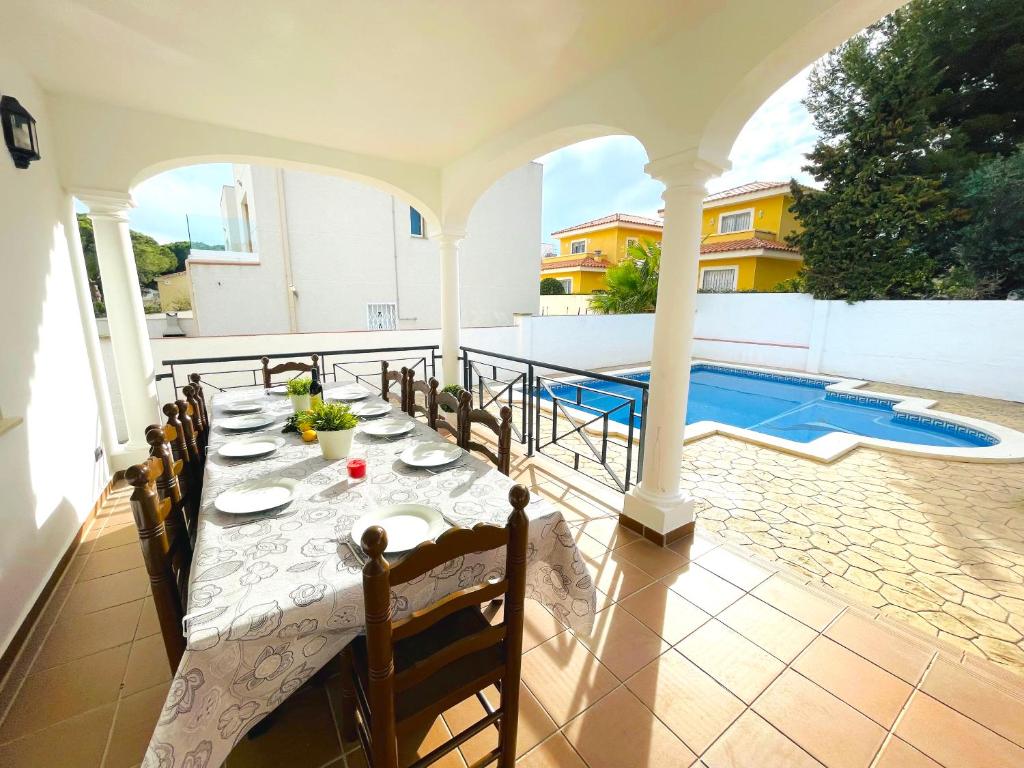 Bazén v ubytovaní Arenda Mara villa con piscina privada jardín alebo v jeho blízkosti