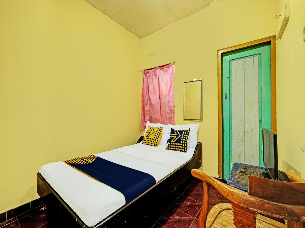 sypialnia z łóżkiem, oknem i krzesłem w obiekcie SPOT ON 92414 Hotel Pereng Sari w mieście Kopeng