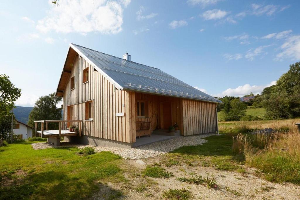 un gran edificio de madera con techo solar en Lichtzeit, en Mauth