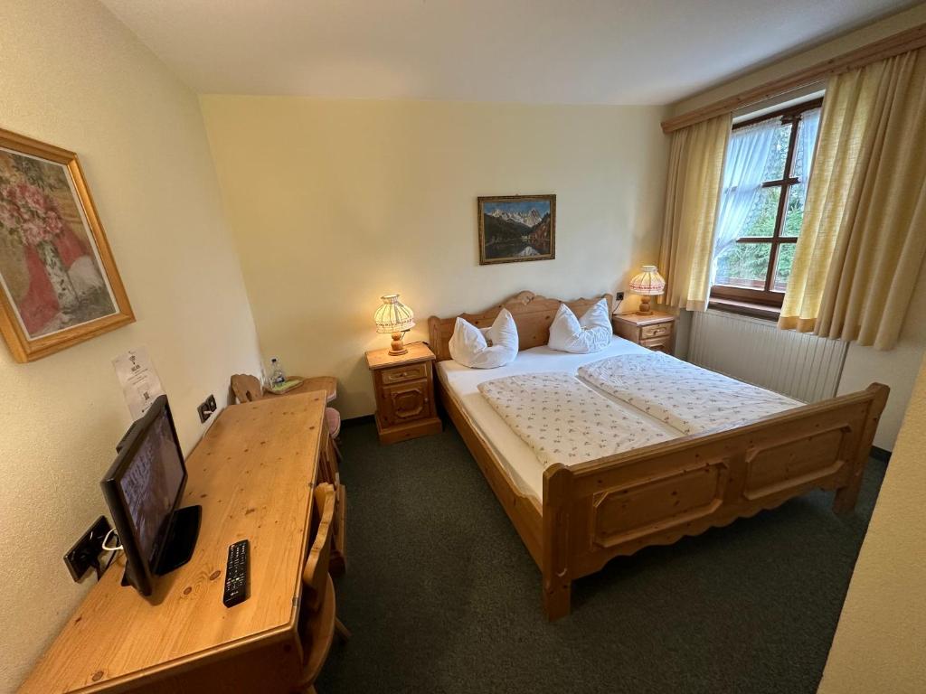 Postel nebo postele na pokoji v ubytování Hotel Almenrausch