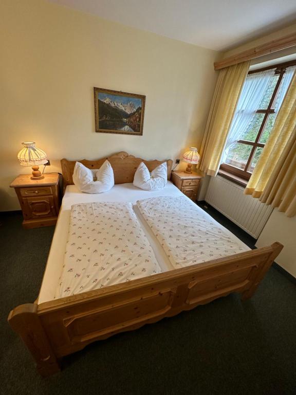 Postel nebo postele na pokoji v ubytování Hotel Almenrausch