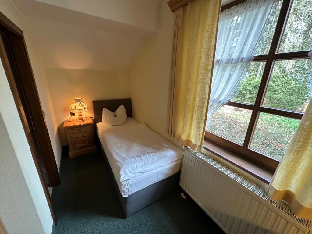 Postel nebo postele na pokoji v ubytování Hotel Almenrausch