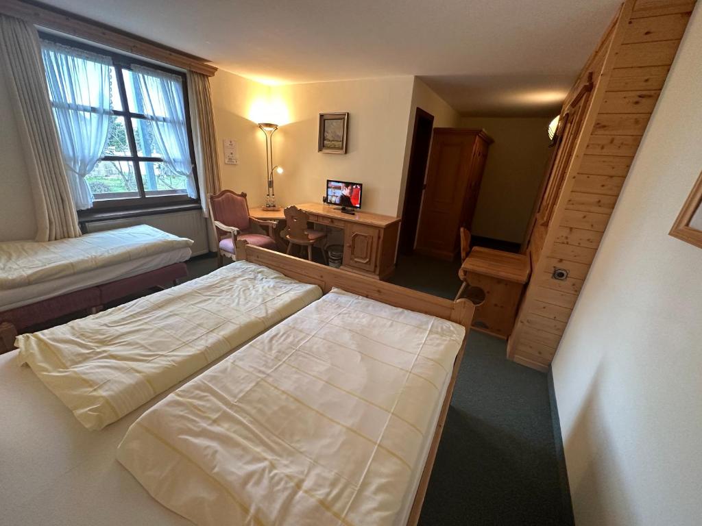 Postel nebo postele na pokoji v ubytování Hotel Almenrausch