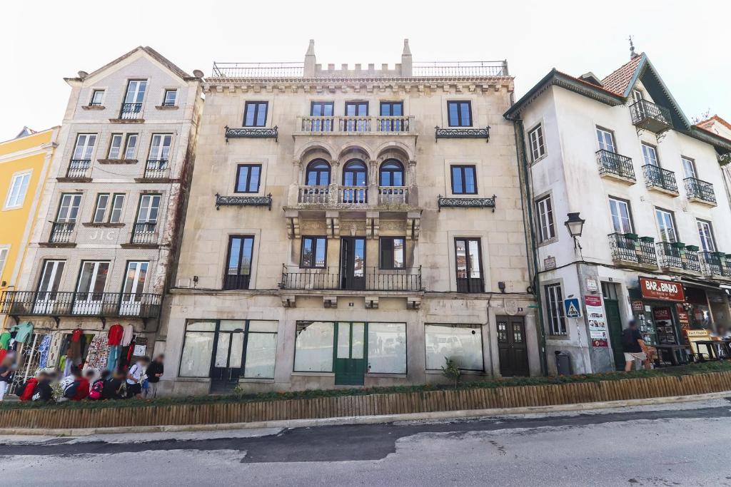 duży budynek po stronie ulicy w obiekcie Sintra Flower Lux Apartments w mieście Sintra