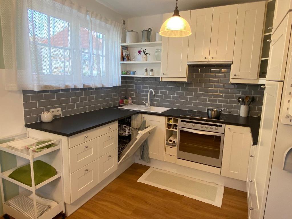Een keuken of kitchenette bij Christl - Apartment mit Garten und Pool zur Mitbenutzung