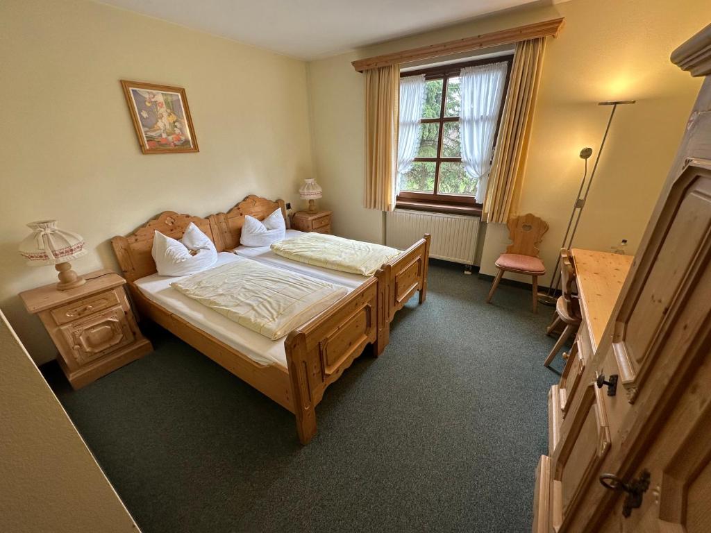 Postel nebo postele na pokoji v ubytování Hotel Almenrausch