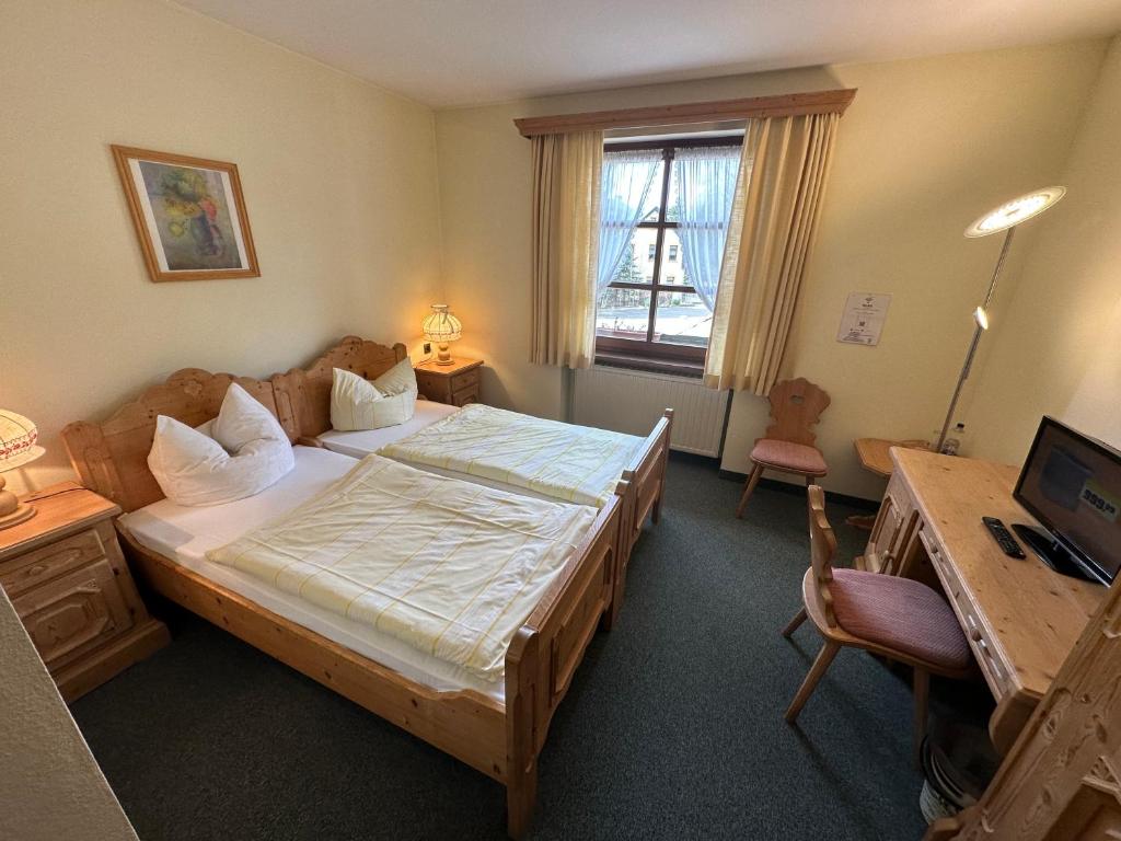 Postel nebo postele na pokoji v ubytování Hotel Almenrausch