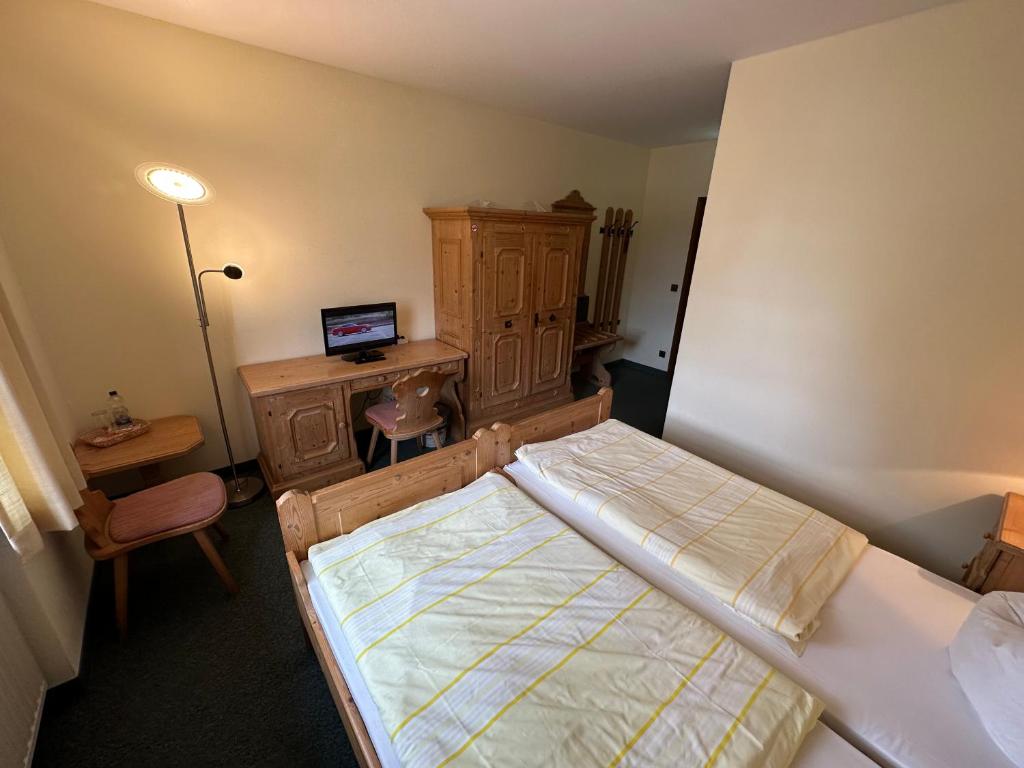 Postel nebo postele na pokoji v ubytování Hotel Almenrausch