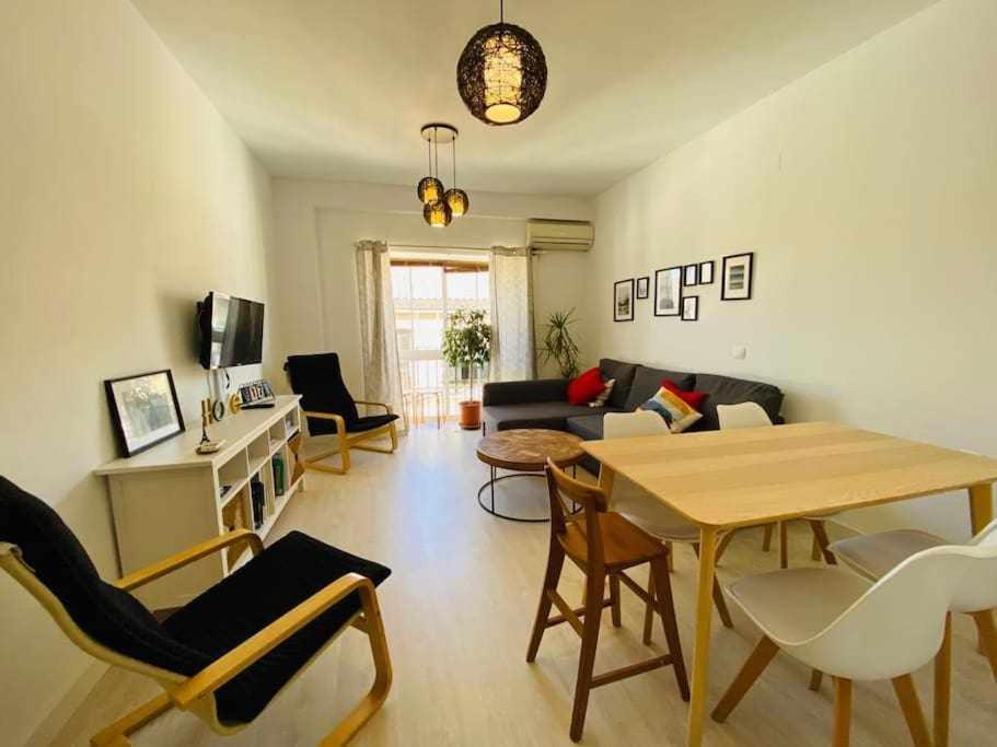 a living room with a table and chairs at Acogedor Apartamento en el Centro de Málaga in Málaga