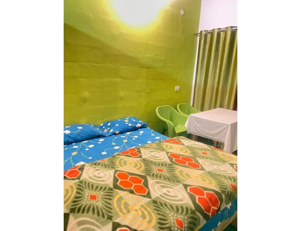 Oakland Camping, Uttarkashi في Uttarkāshi: غرفة نوم بسرير وطاولة