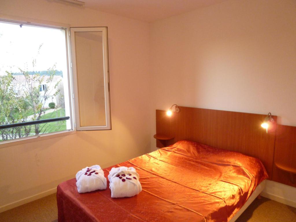 Un pat sau paturi într-o cameră la Appart'City Classic Aix en Provence - Fuveau