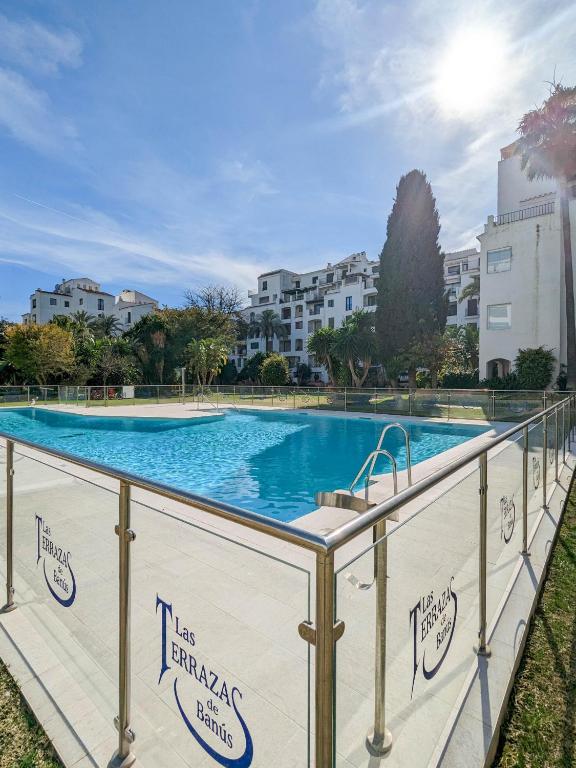 Bazén v ubytování Harbor Getaway in the Heart of Puerto Banus With Walking dictance to everything nebo v jeho okolí