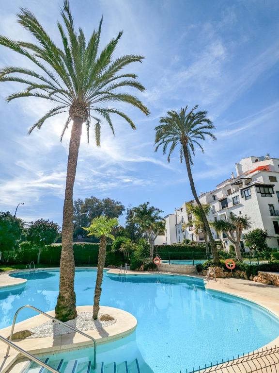 Bazén v ubytování Harbor Getaway in the Heart of Puerto Banus With Walking dictance to everything nebo v jeho okolí