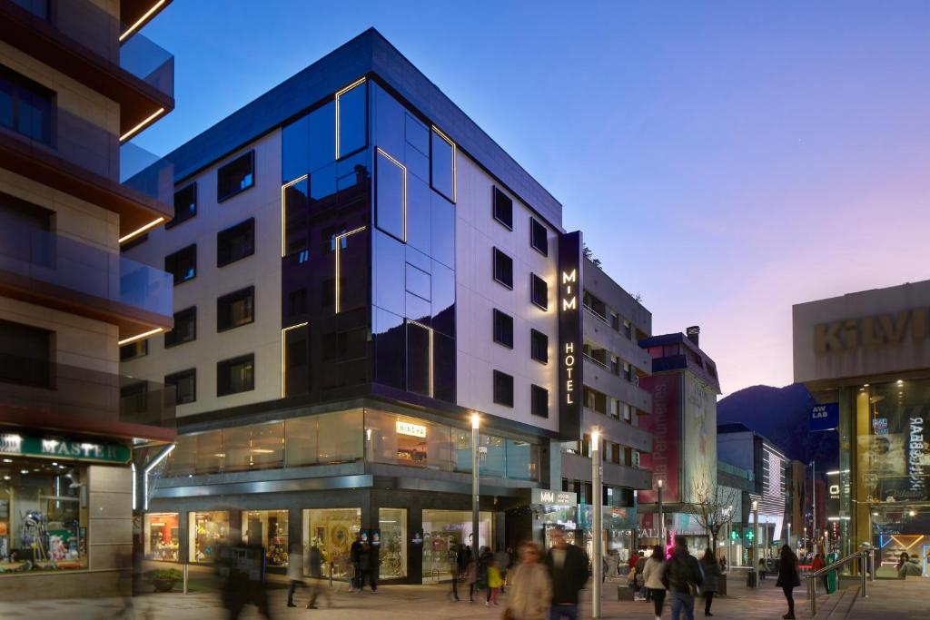 um grupo de pessoas andando em frente a um edifício em Hotel MIM Andorra em Escaldes-Engordany