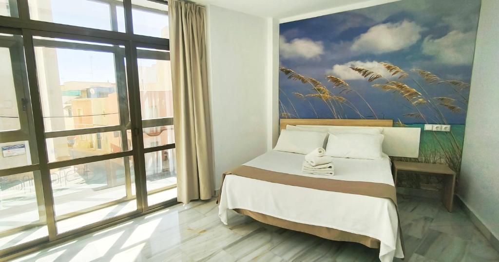 1 dormitorio con 1 cama con una pintura en la pared en Hotel Sol Almería, en Almería