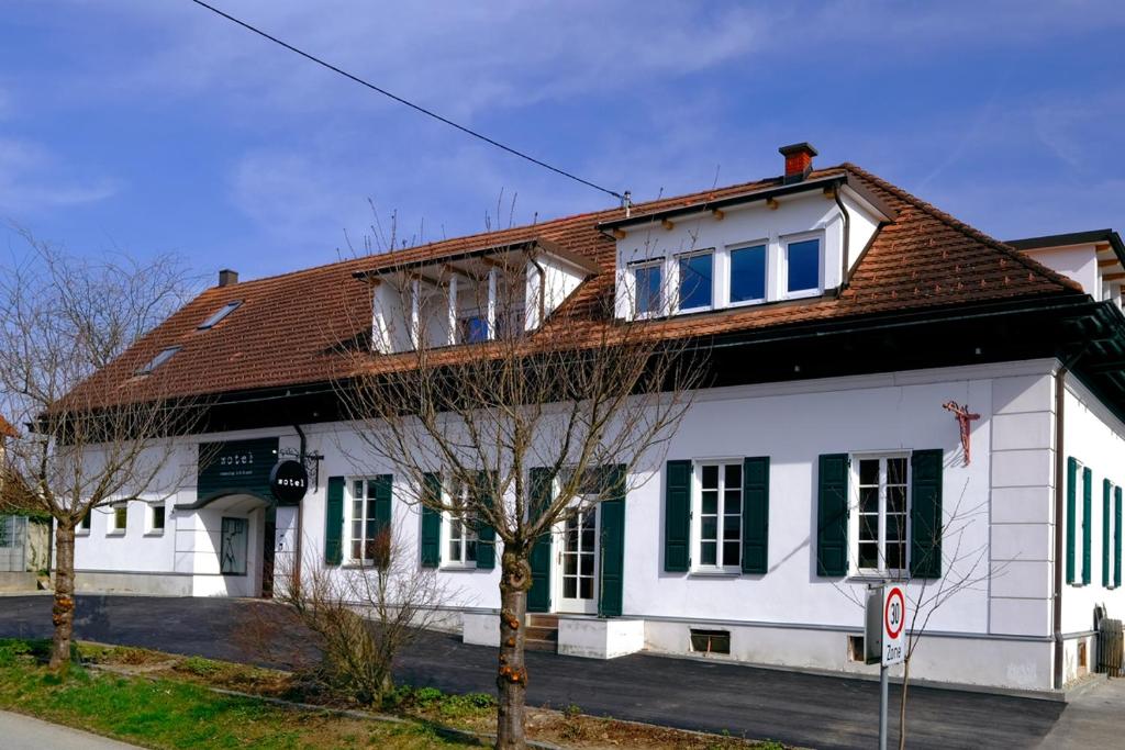 Wotel في Söchau: بيت أبيض بسقف بني