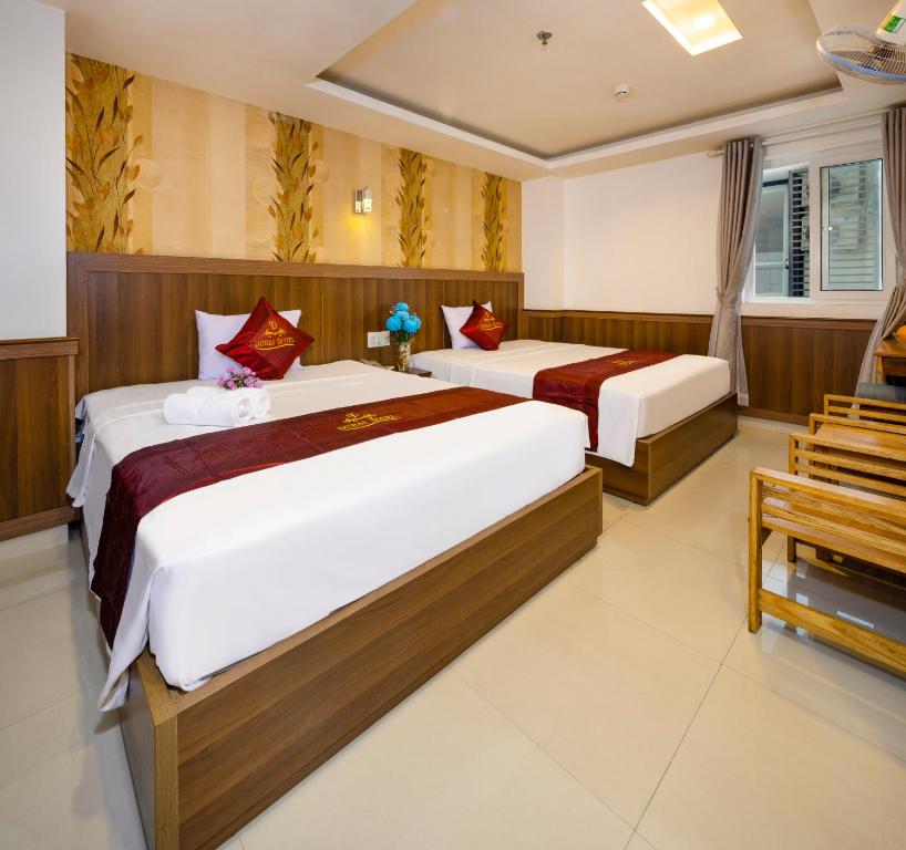 Giường trong phòng chung tại Dubai Nha Trang Hotel managed by HT