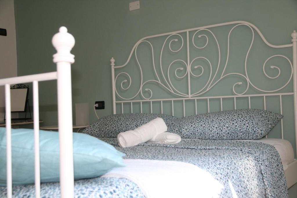 - un lit avec un cadre de lit blanc et des oreillers dans l'établissement La casa di Nina, à Mestre