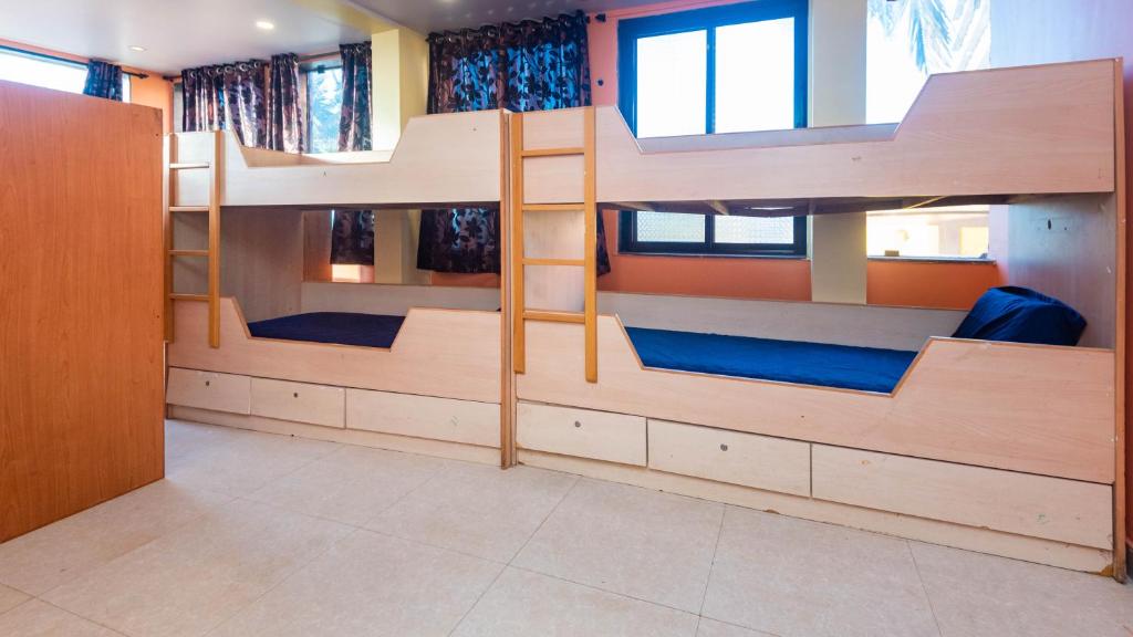 Palanda nebo palandy na pokoji v ubytování HOTEL AVISHA Residency
