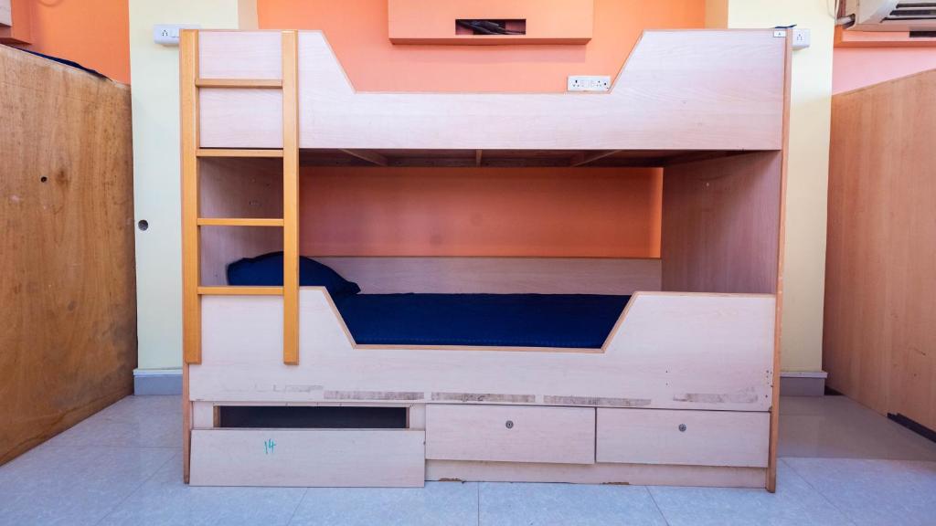 Palanda nebo palandy na pokoji v ubytování HOTEL AVISHA Residency