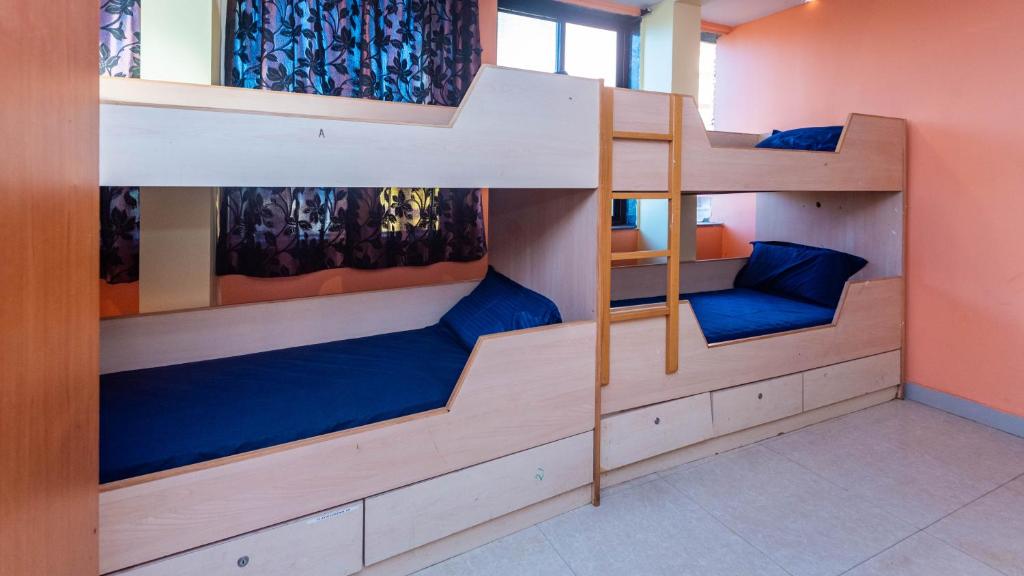 Palanda nebo palandy na pokoji v ubytování HOTEL AVISHA Residency