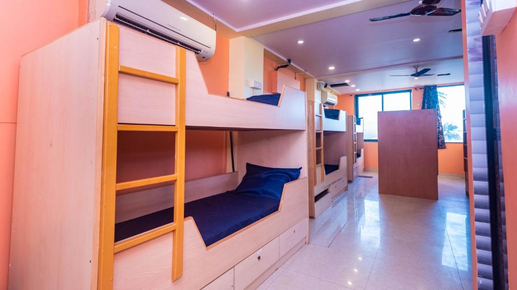 Palanda nebo palandy na pokoji v ubytování HOTEL AVISHA Residency