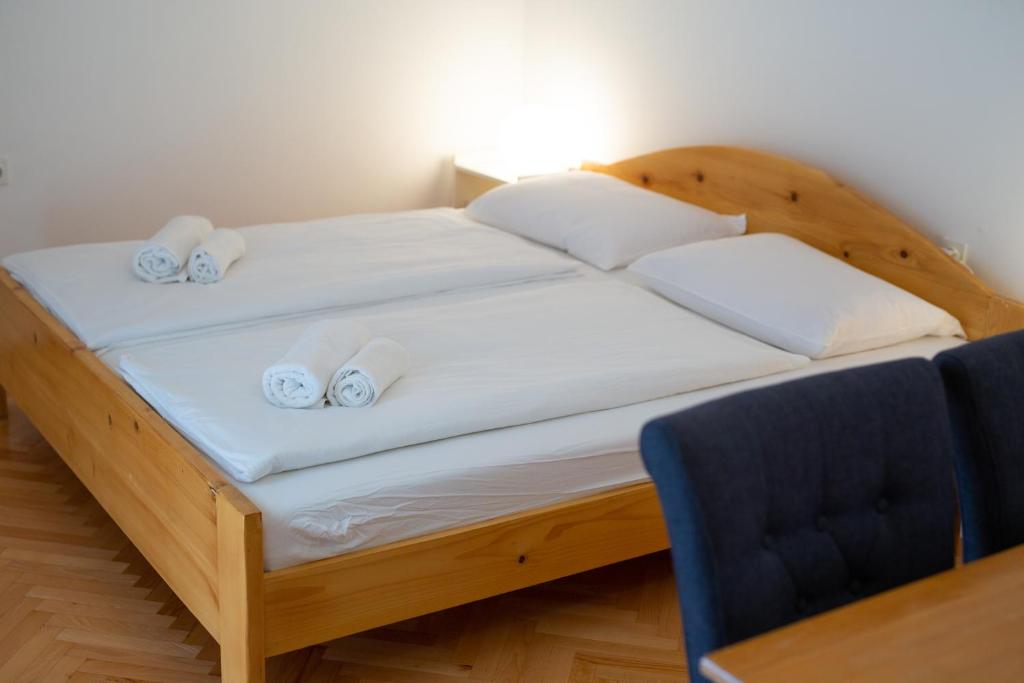 Łóżko lub łóżka w pokoju w obiekcie Apartman Elizabeth