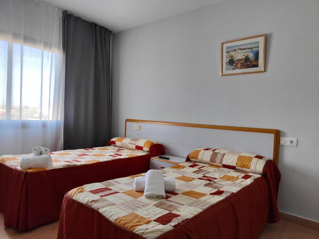 A bed or beds in a room at Hostal Restaurante Venta del Barro