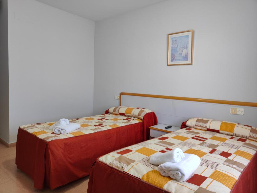 A bed or beds in a room at Hostal Restaurante Venta del Barro
