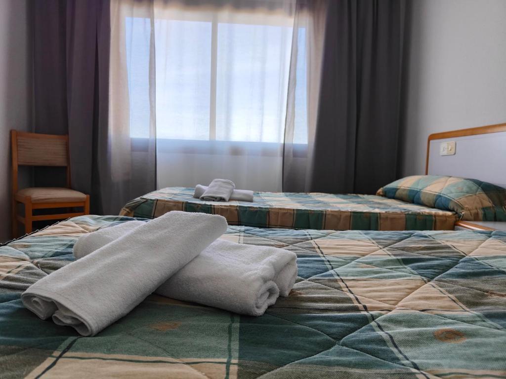 A bed or beds in a room at Hostal Restaurante Venta del Barro