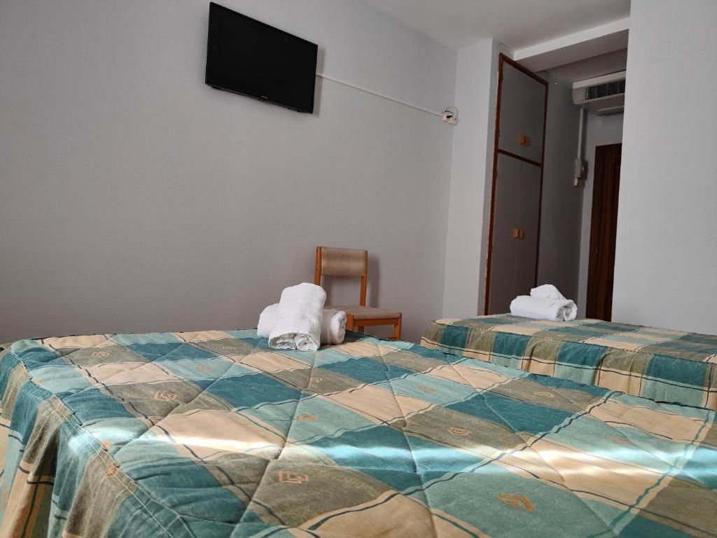A bed or beds in a room at Hostal Restaurante Venta del Barro