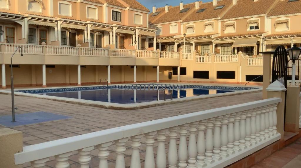 une cour avec une piscine en face d'un bâtiment dans l'établissement Amazing sweet house sea view Costa Blanca, swimming pool, 4 bedrooms, à Santa Pola