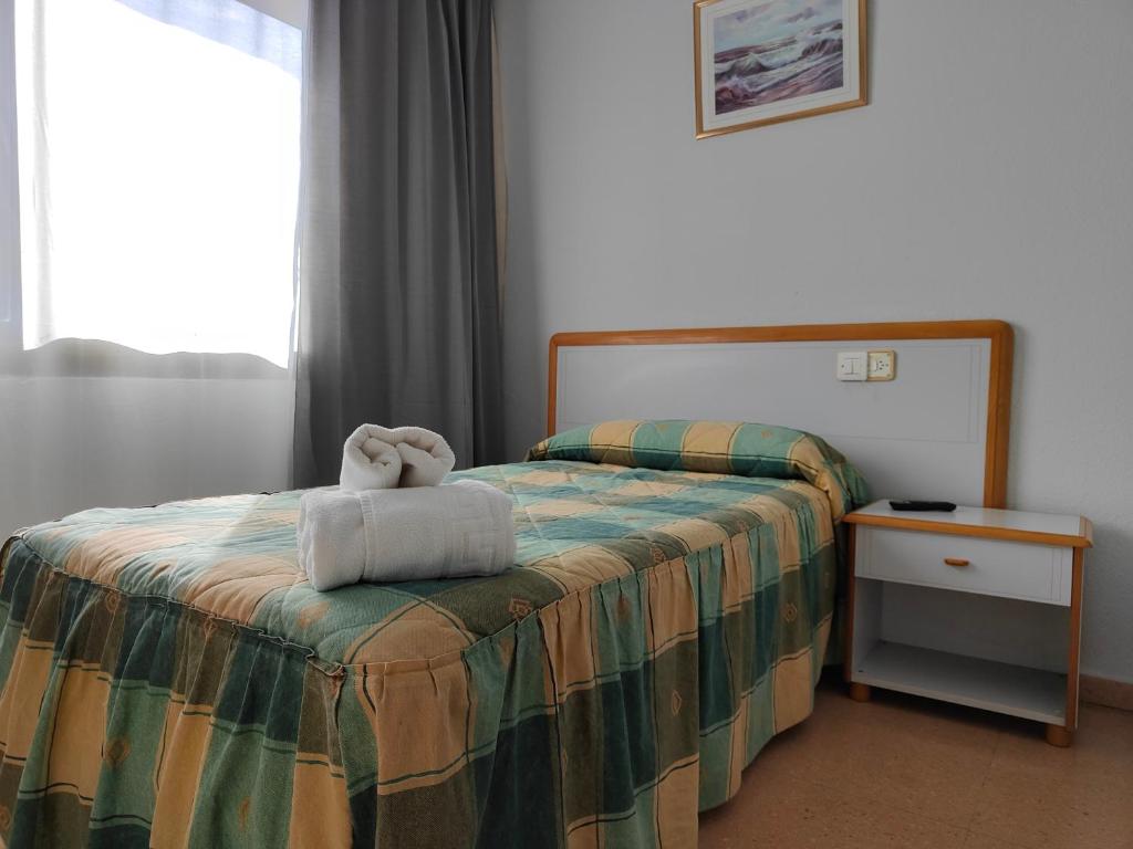A bed or beds in a room at Hostal Restaurante Venta del Barro
