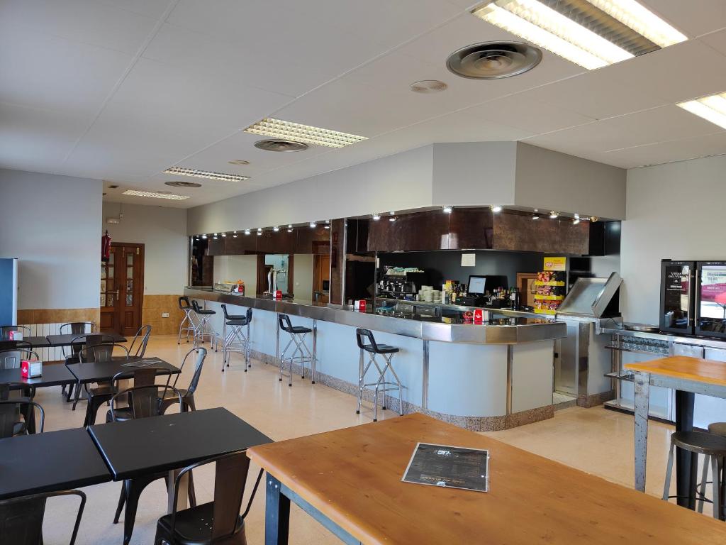 A restaurant or other place to eat at Hostal Restaurante Venta del Barro
