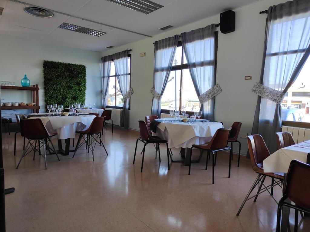 A restaurant or other place to eat at Hostal Restaurante Venta del Barro