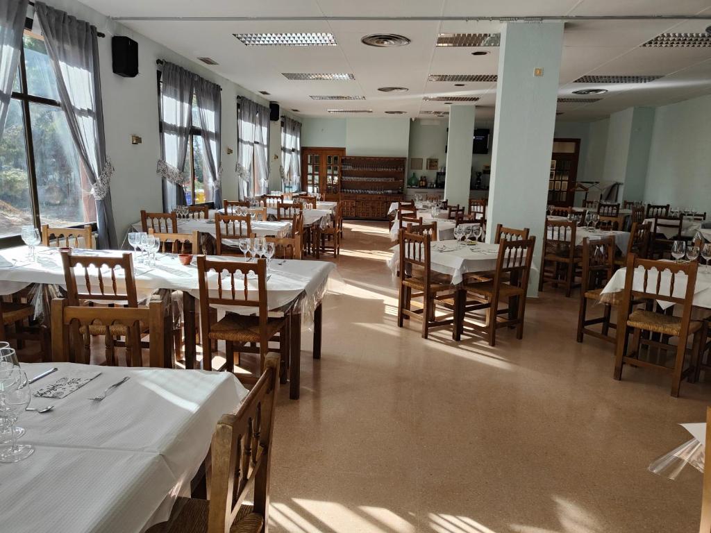 A restaurant or other place to eat at Hostal Restaurante Venta del Barro