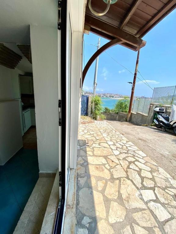 una porta aperta di una casa con vista sull'oceano di Fontania n.9 a Gaeta