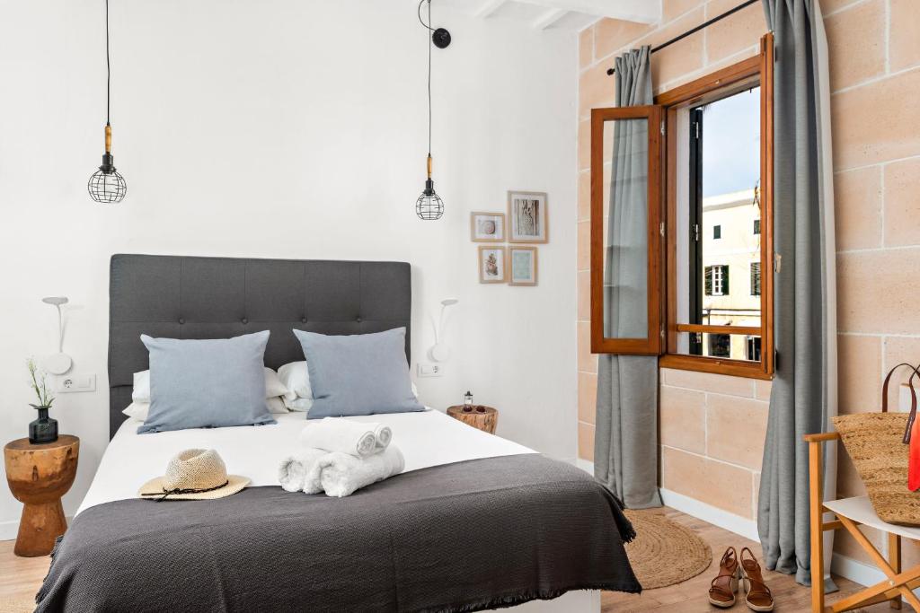 Postel nebo postele na pokoji v ubytování Hotel Boutique Ses 5 Claus