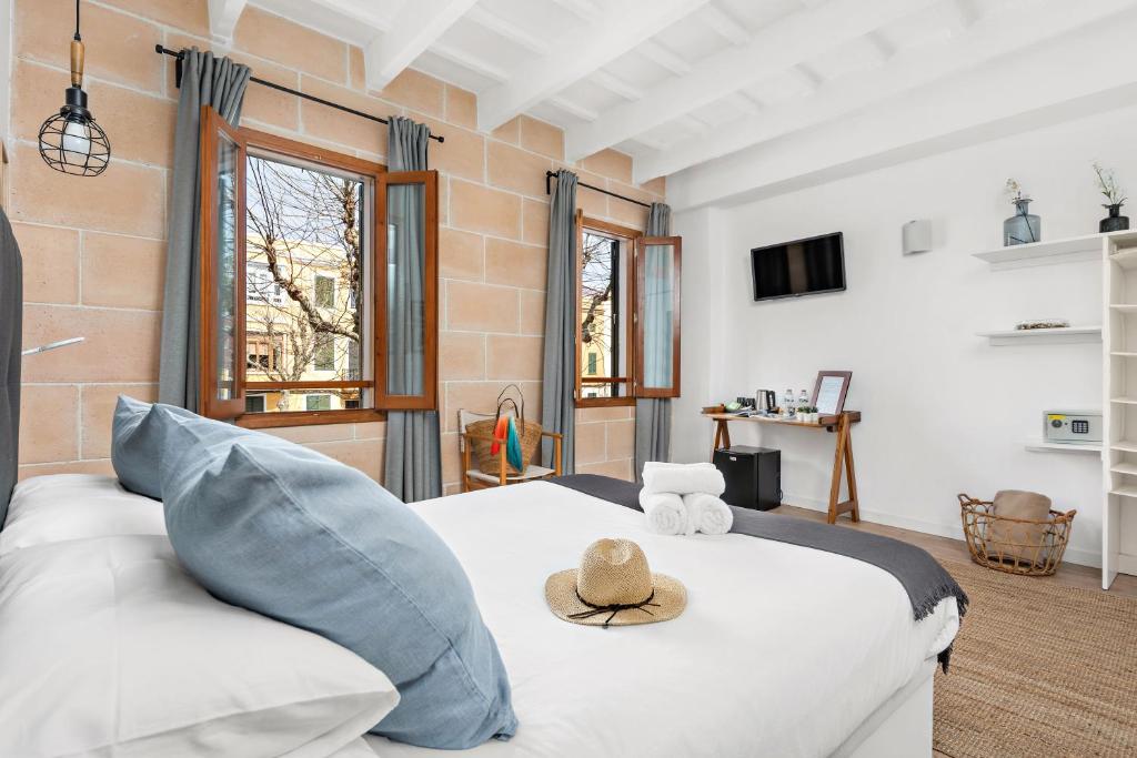 Postel nebo postele na pokoji v ubytování Hotel Boutique Ses 5 Claus