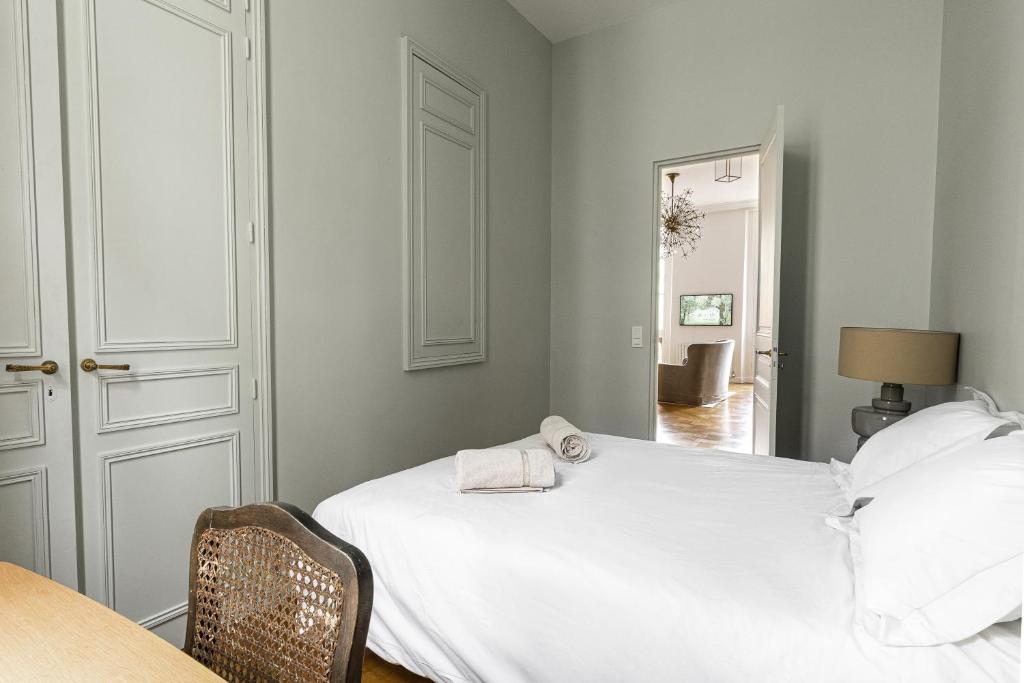 Posteľ alebo postele v izbe v ubytovaní Prestigious home overlooking Palais-Royal Garden