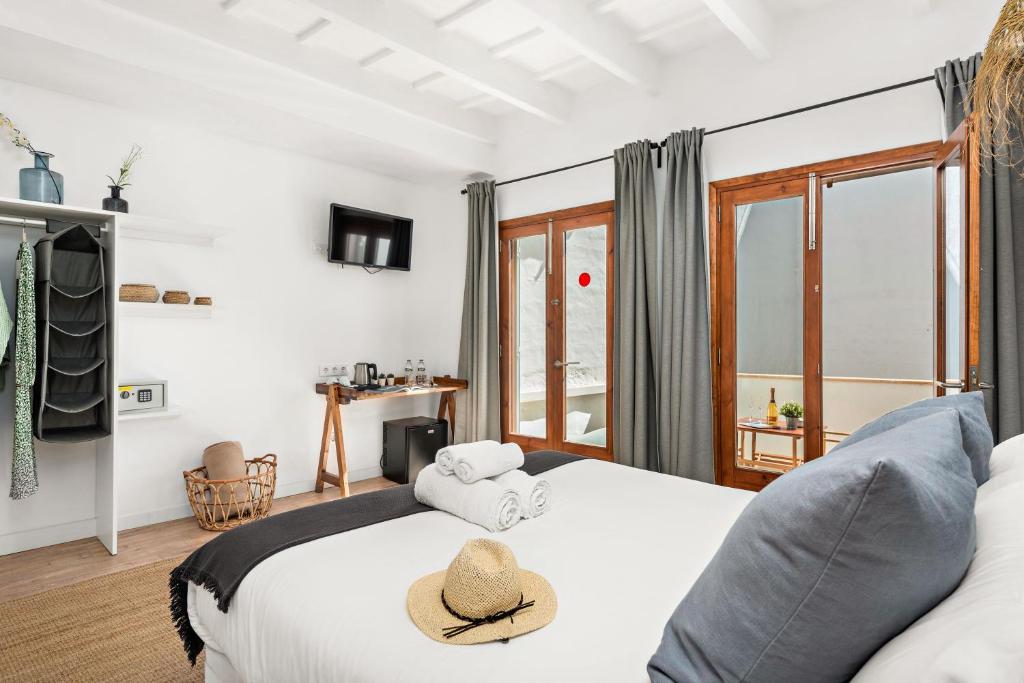 Postel nebo postele na pokoji v ubytování Hotel Boutique Ses 5 Claus
