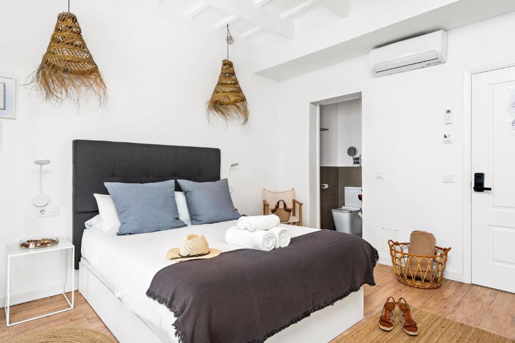 Postel nebo postele na pokoji v ubytování Hotel Boutique Ses 5 Claus
