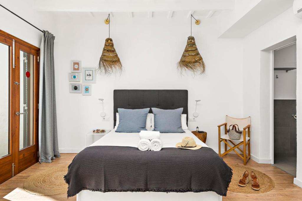 Postel nebo postele na pokoji v ubytování Hotel Boutique Ses 5 Claus